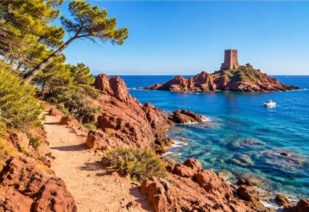 Cap Dramont coastal trail, red rocks and the Mediterranean Sea